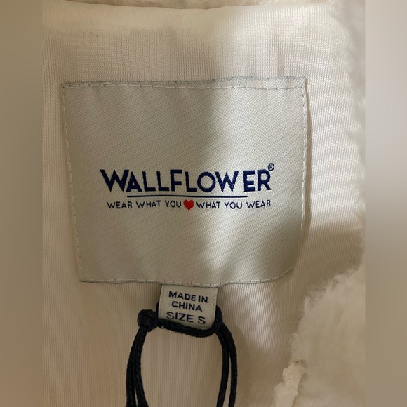 NWT Wallflower Women’s Ivory Faux Fur Vest - Picture 4 of 5